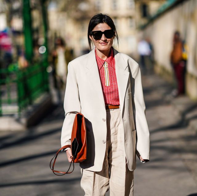 blazer blanca de lino en el street style de parís