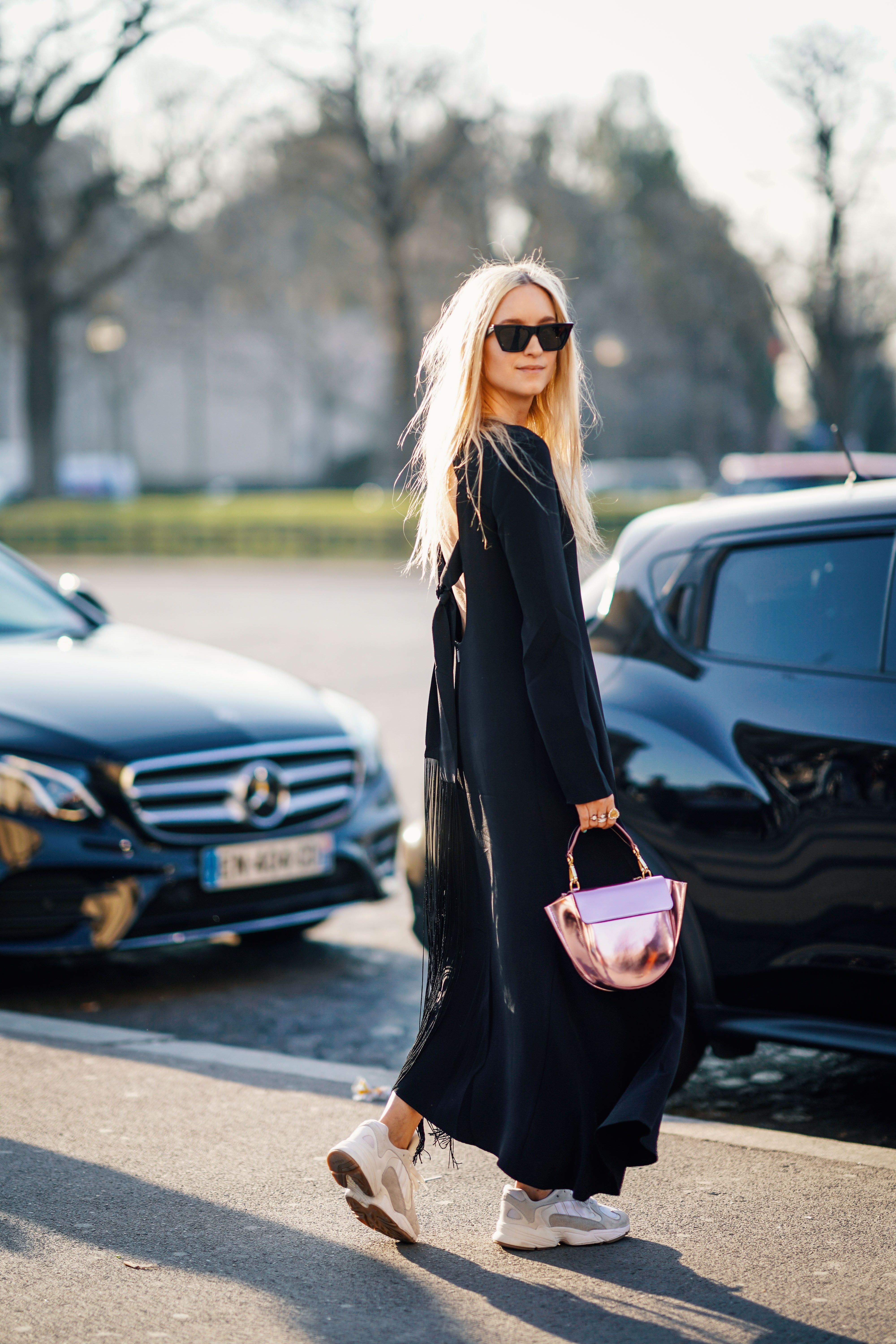 Que zapatos puedo usar con un vestido best sale negro corto