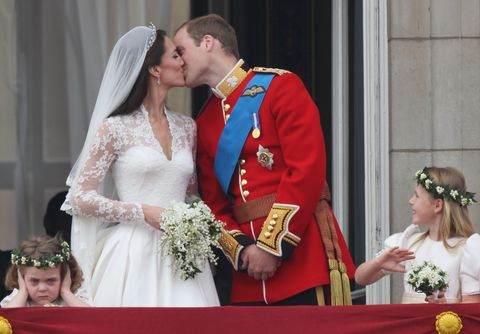 Meghan Markle And Prince Harry's First Kiss Compared To Kate Middleton ...