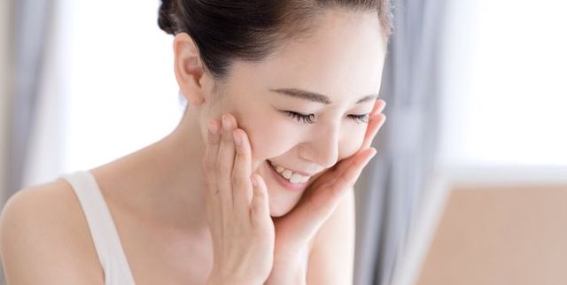 化妝水冰冰箱更能收斂毛孔？韓國美容師破解「5大化妝水的使用迷思」，正確使用化妝水肌膚保養才有感！