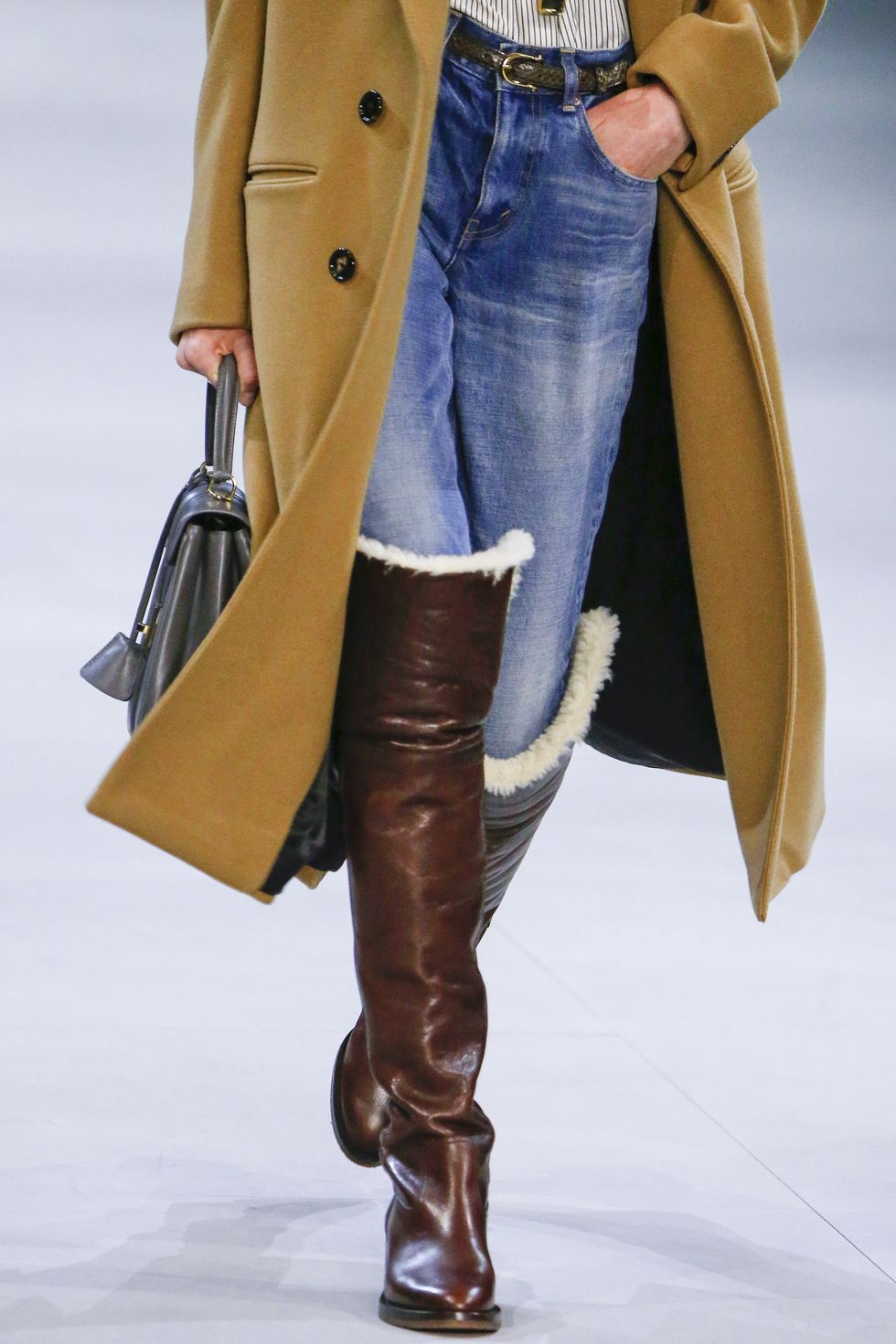 【巴黎時裝週】CELINE 又有了從前的樣子？Hedi Slimane 致敬70年代的 Céline，這件「格紋及膝裙」要爆紅了！