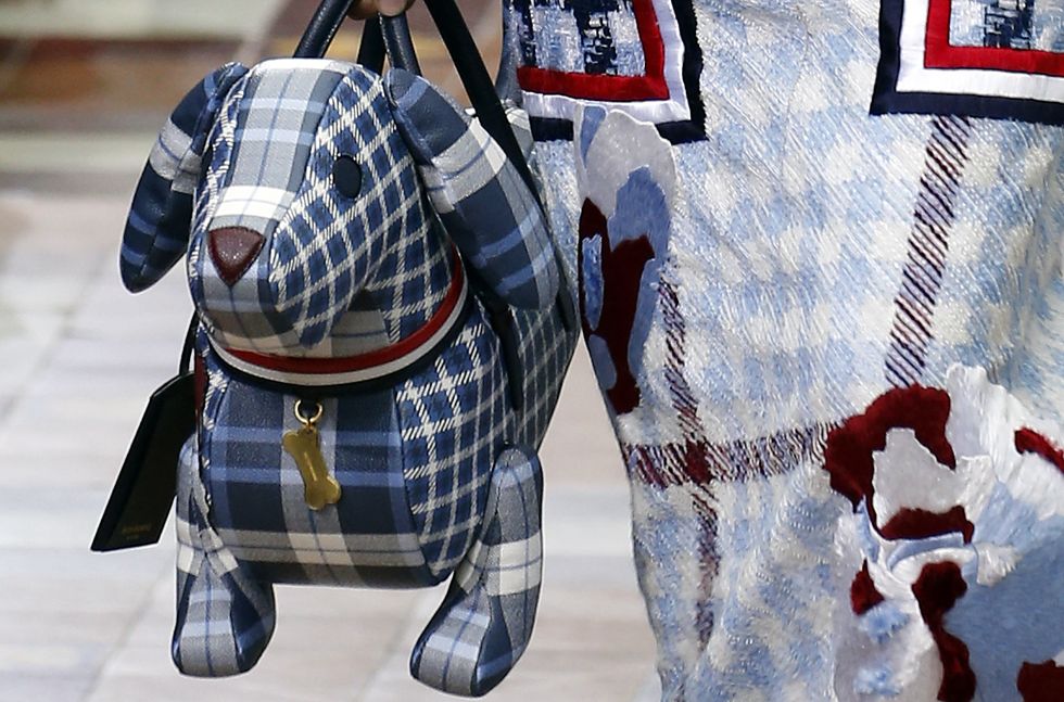 【巴黎時裝週】Thoms Browne 為小資女孩設計了11套一模一樣的「假制服」！還有這隻「小狗包」超傻眼！
