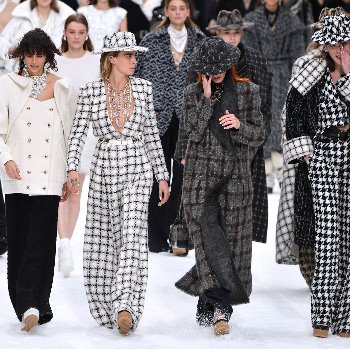 Cara Delevingne shops at Chanel :: Paris Fashion Week news