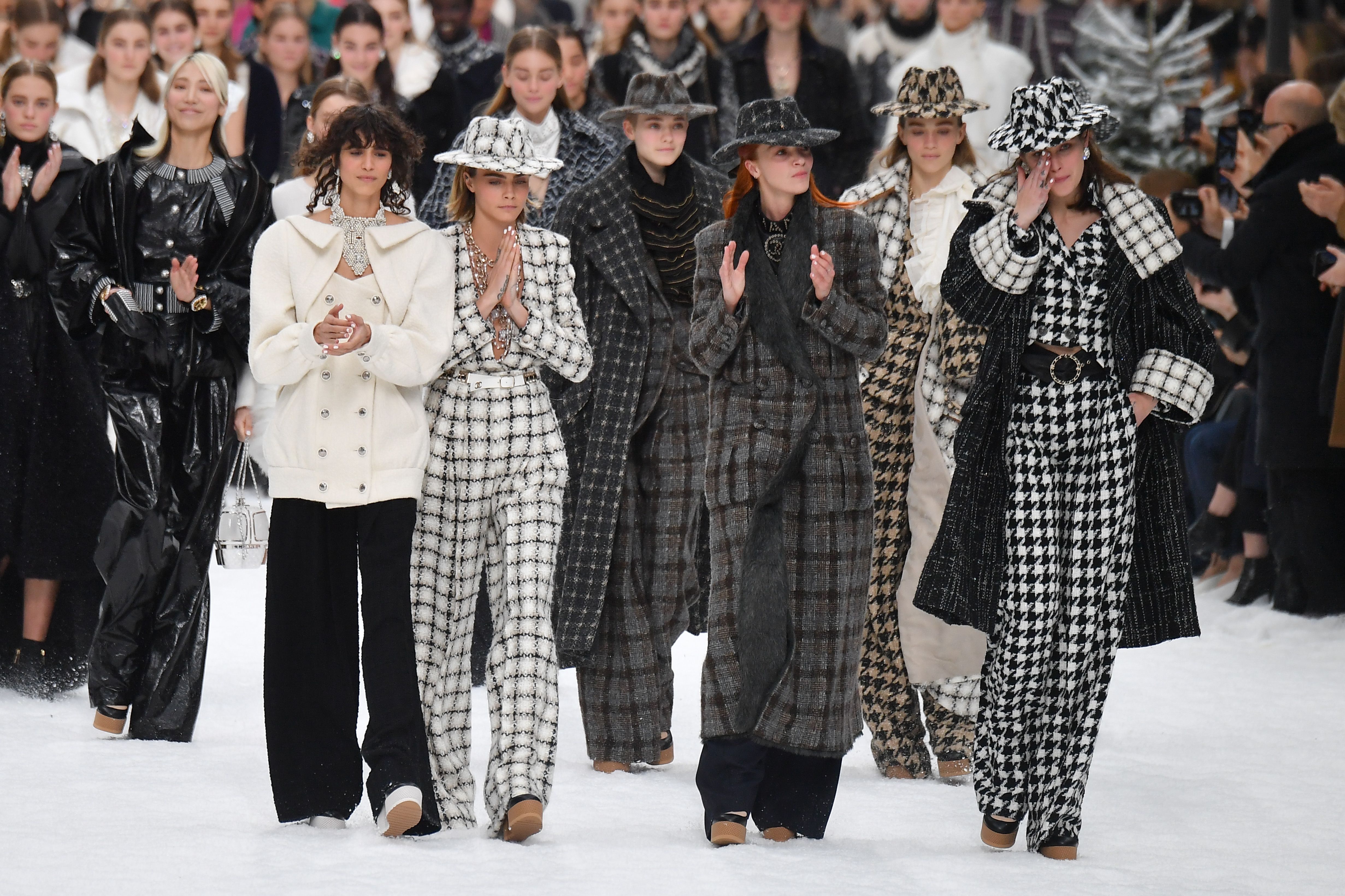 Cara Delevingne and Penelope Cruz Walk Karl Lagerfeld's Final Chanel Show  at Paris Fashion Week