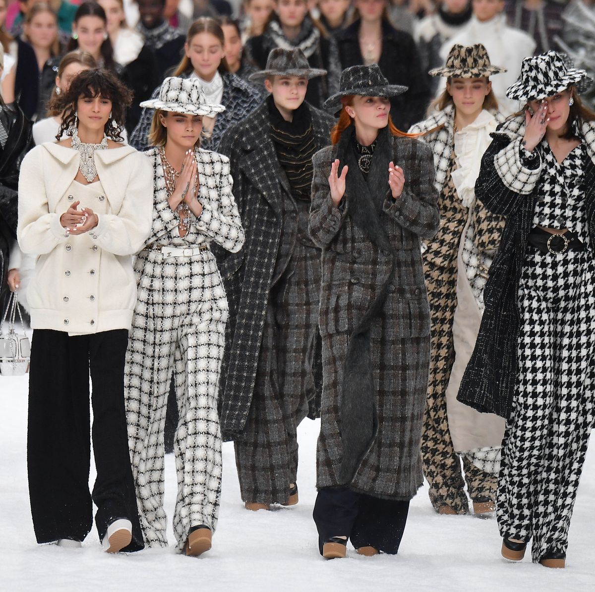 Karl Lagerfeld's final Chanel show: Cara Delevigne leads models in tears on  runway - Mirror Online