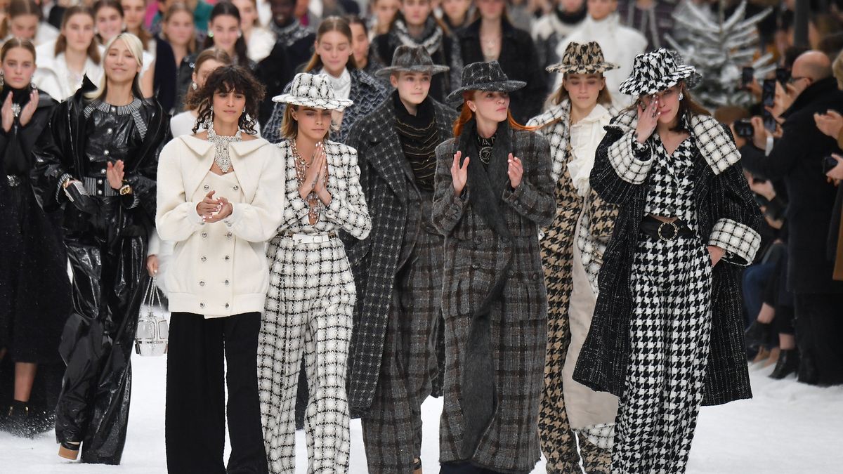 Chanel pays tribute to Lagerfeld with his final collection – DW