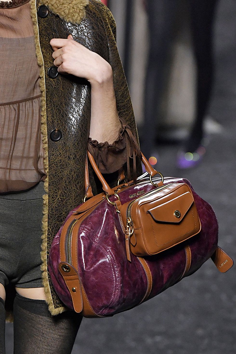 【巴黎時裝週】Miu Miu 宣布「迷彩」時尚回歸！迷彩大衣、迷彩包、迷彩靴⋯ 迷彩控要在下半年破產了