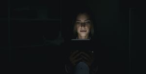 vrouw op tablet in het donker
