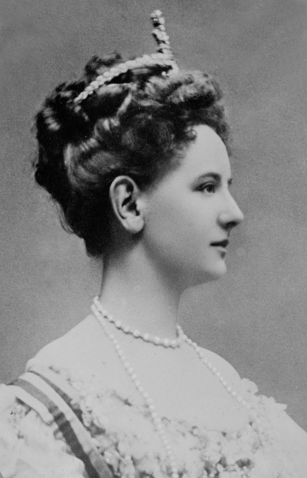 unspecified   circa 1754 wilhelmina wilhelmina helena pauline maria 1880 1962 queen regnant of the kingdom of the netherlands from 1890 1948 head and shoulders photographic portrait of a young queen wilhelmina royalty dutch photo by universal history archivegetty images