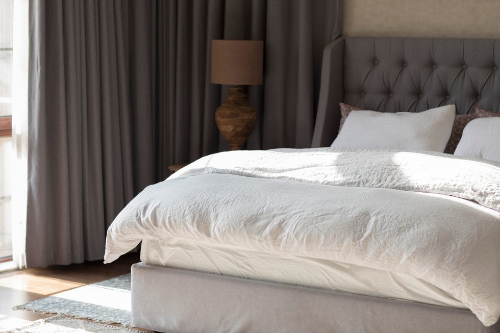 cama con edredon blanco