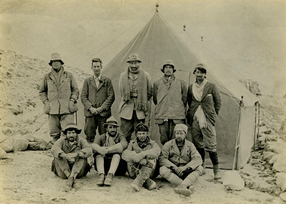 Op een foto van het team dat in 1924 de derde Britse poging waagde om de Mount Everest te beklimmen staat alpinist Andrew Sandy Irvine geheel links naast zijn klimpartner George Mallory