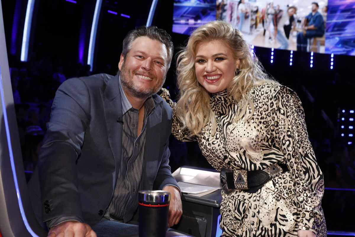 the voice    live top 24 episode 1613a    pictured l r blake shelton, kelly clarkson    photo by trae pattonnbcu photo banknbcuniversal via getty images via getty images