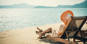 mujer en una silla de playa