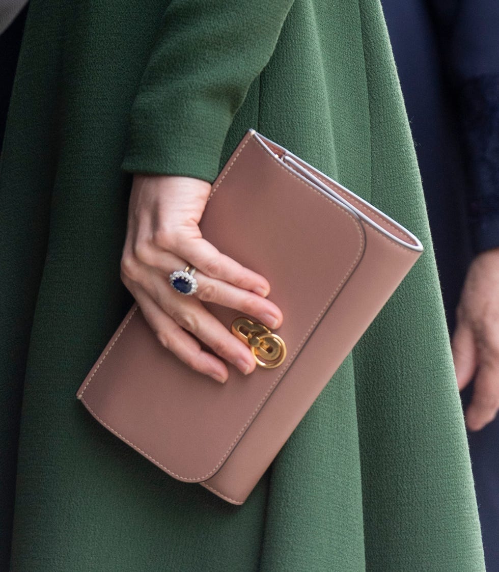 Green, Wallet, Street fashion, Fashion, Leather, Outerwear, Coin purse, Beige, Fashion accessory, Coat, 