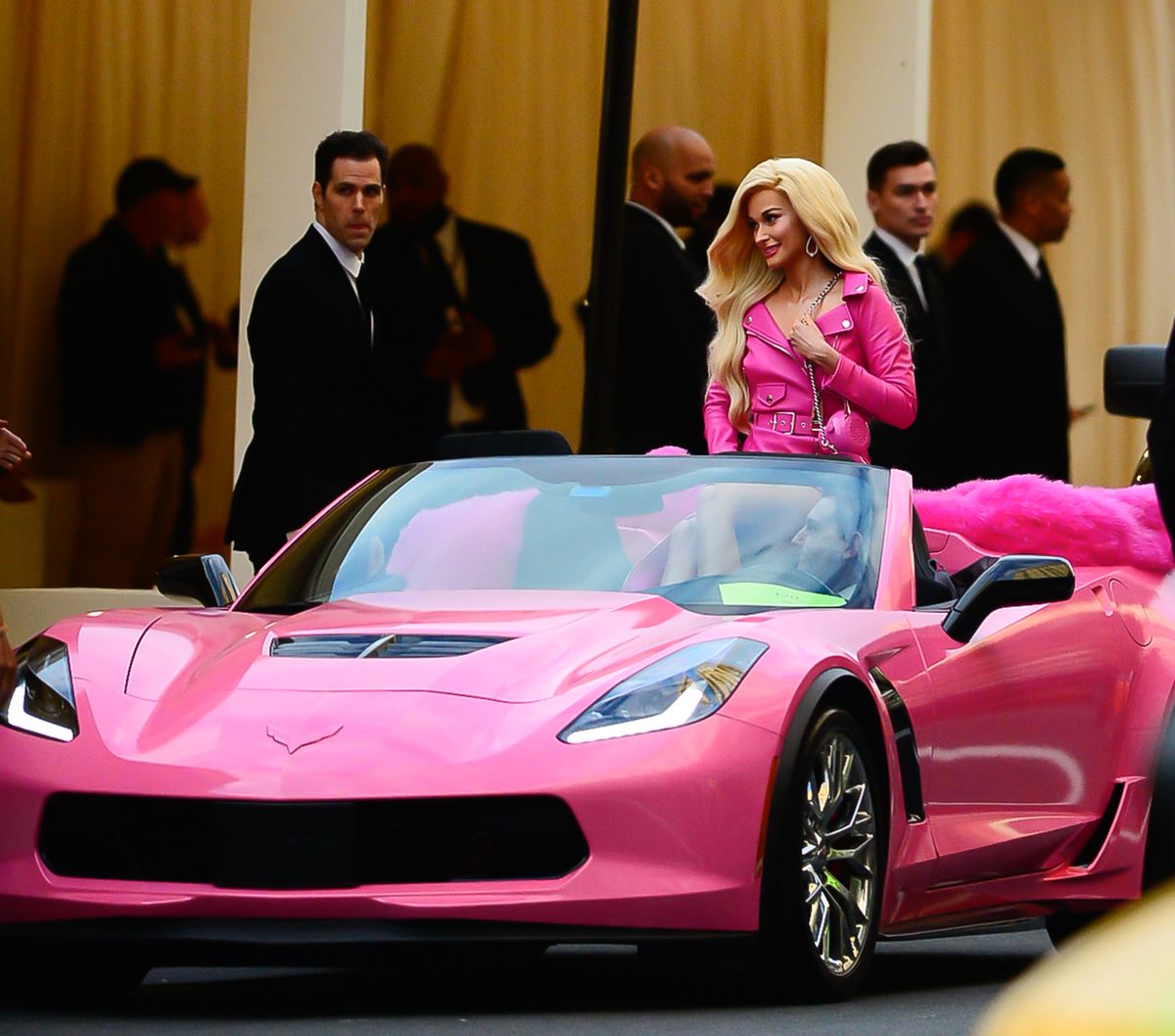 Betekenis Tijdig biologie Kacey Musgraves Arrived to the Met Gala as Barbie in a Pink Corvette