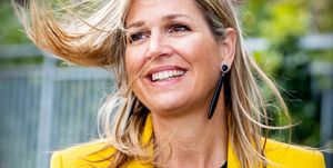 Hair, Face, Blond, Facial expression, Hairstyle, Yellow, Beauty, Smile, Chin, Surfer hair, 