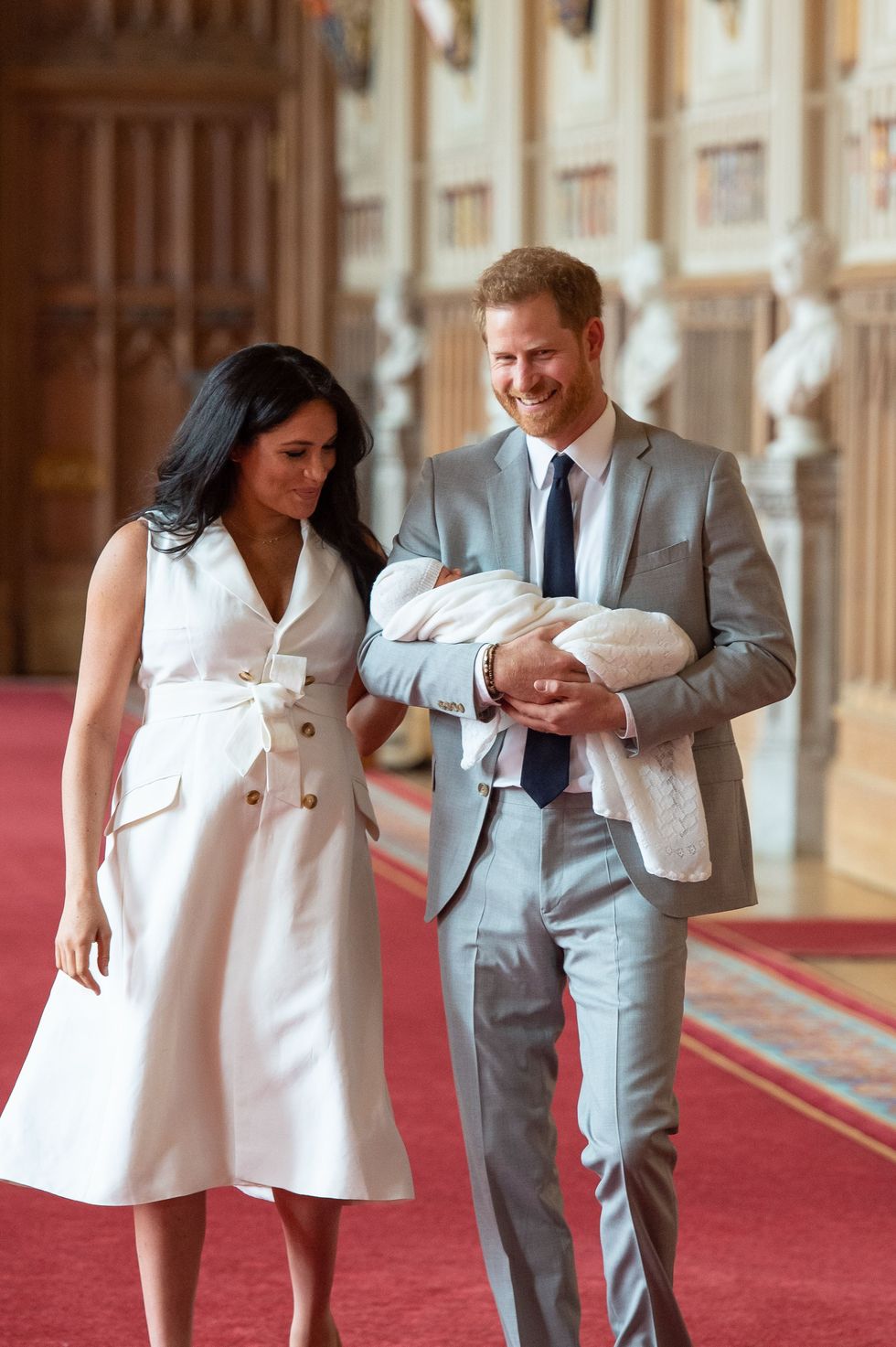哈利王子當爸了超開心，穿上「我是爸比」衣服到處跑！這位英國皇室的新手爸爸真的太可愛！