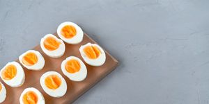 gekookte eieren op een plankje
