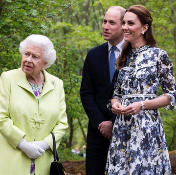 TOPSHOT-DOUNIAMAG-BRITAIN-ROYALS-CHELSEA-FLOWER topshot britains catherine, duchess of cambridge r shows britains queen elizabeth ii l and britains prince william, duke of cambridge, around the back to nature garden garden, that she designed along with andree davies and adam white, during their visit to the 2019 rhs chelsea flower show in london on may 20, 2019 the chelsea flower show is held annually in the grounds of the royal hospital chelsea photo by geoff pugh pool afp photo credit should read geoff pughafp via getty images