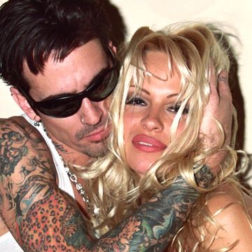 tommy lee embracing pamela anderson by her head