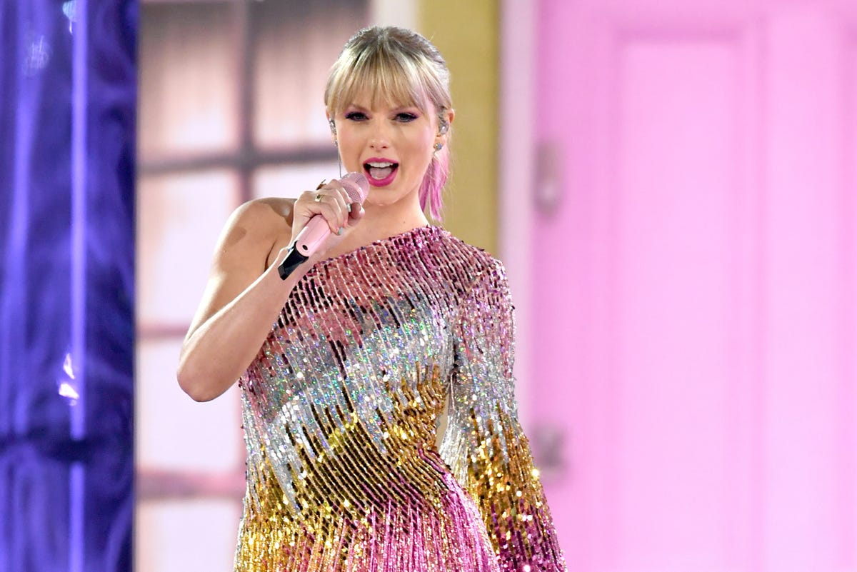 Taylor Swift Purple Dress at the Billboard Music Awards 2019