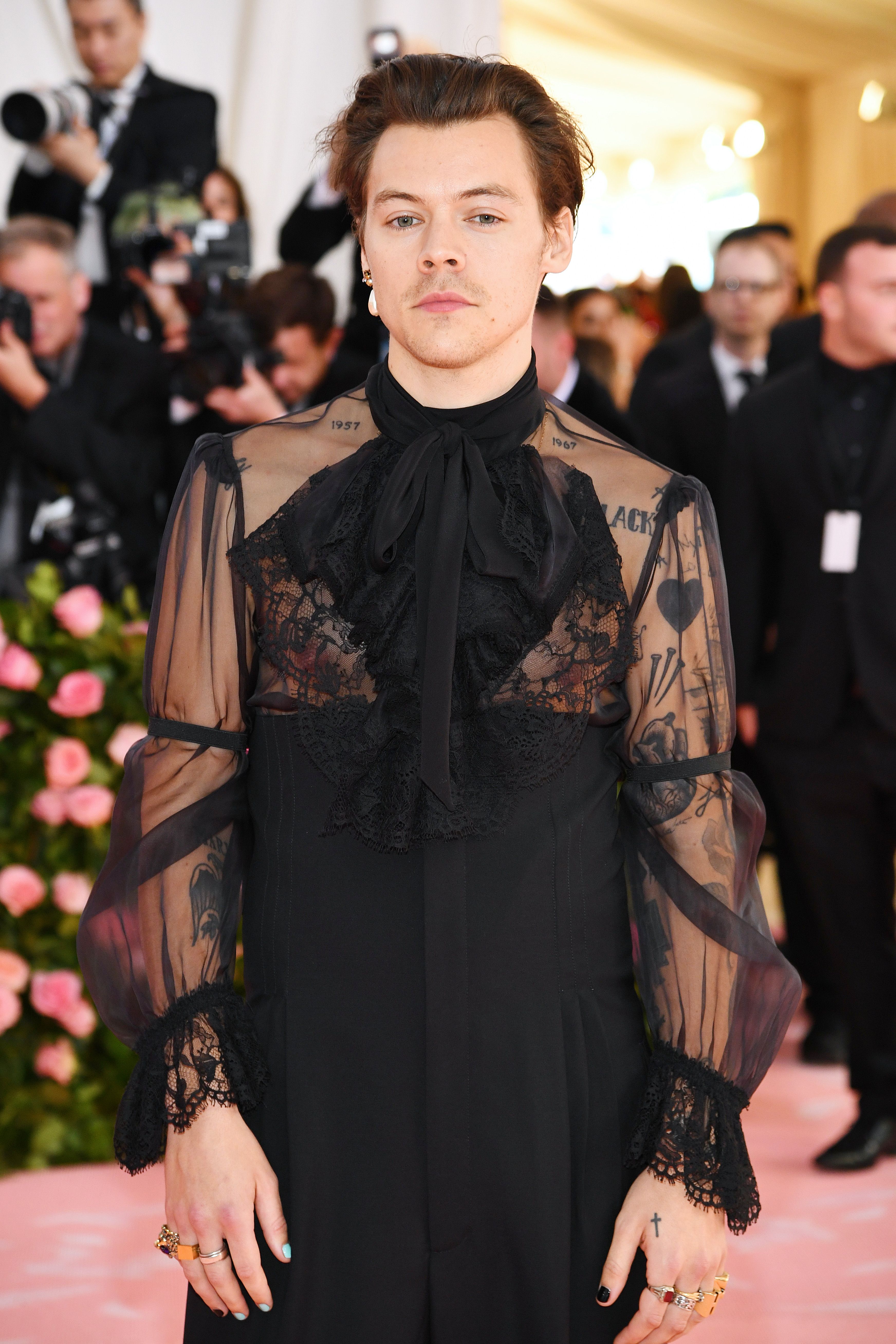 Harry Styles Flaunts His Nipples on the Met Gala Red Carpet – Harry Styles  Met Gala 2019 Outfit