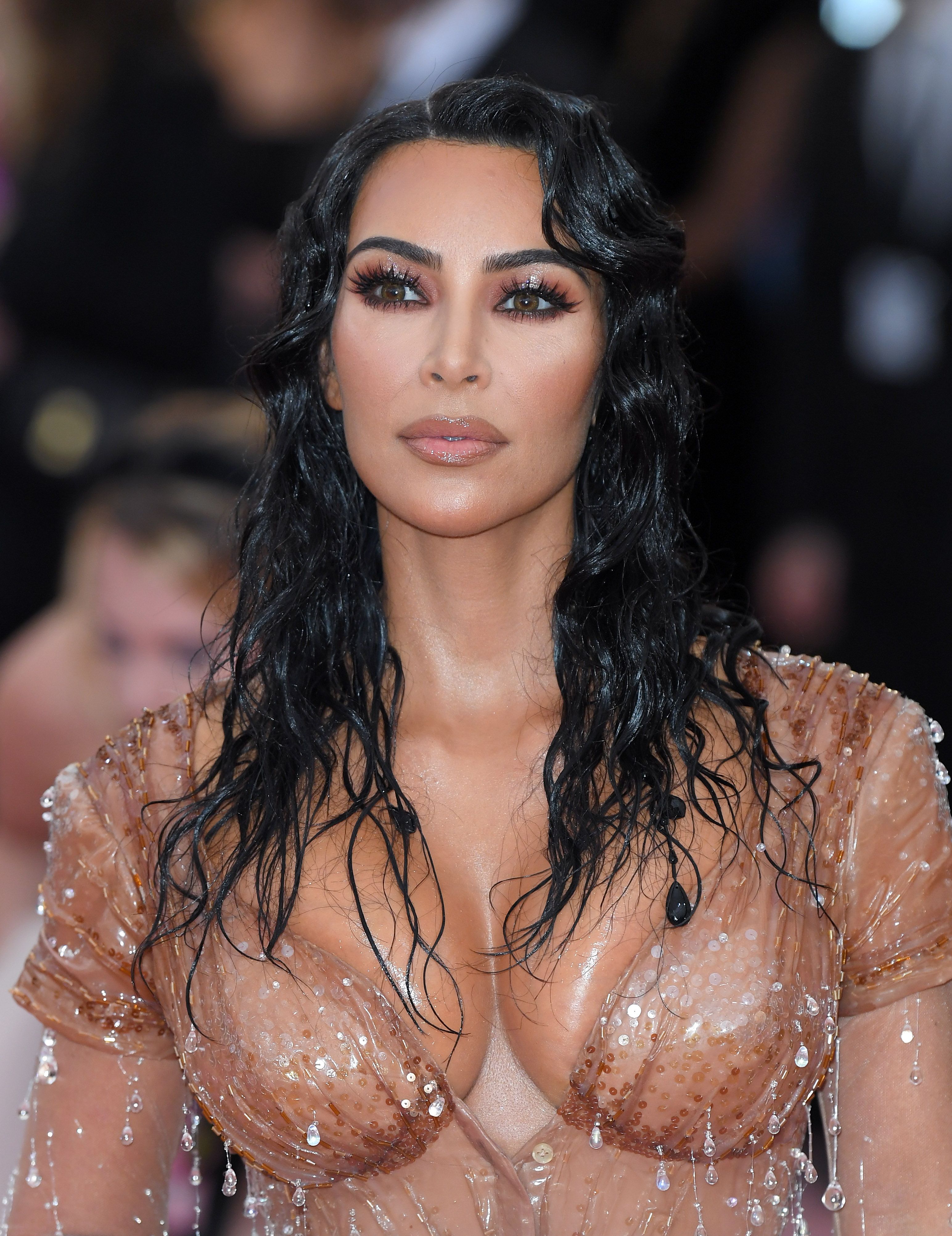 Kim Kardashian copies Kourtney Kardashian's chic bob after 14-hour bleach  blonde dye-job left her hair destroyed | Daily Mail Online
