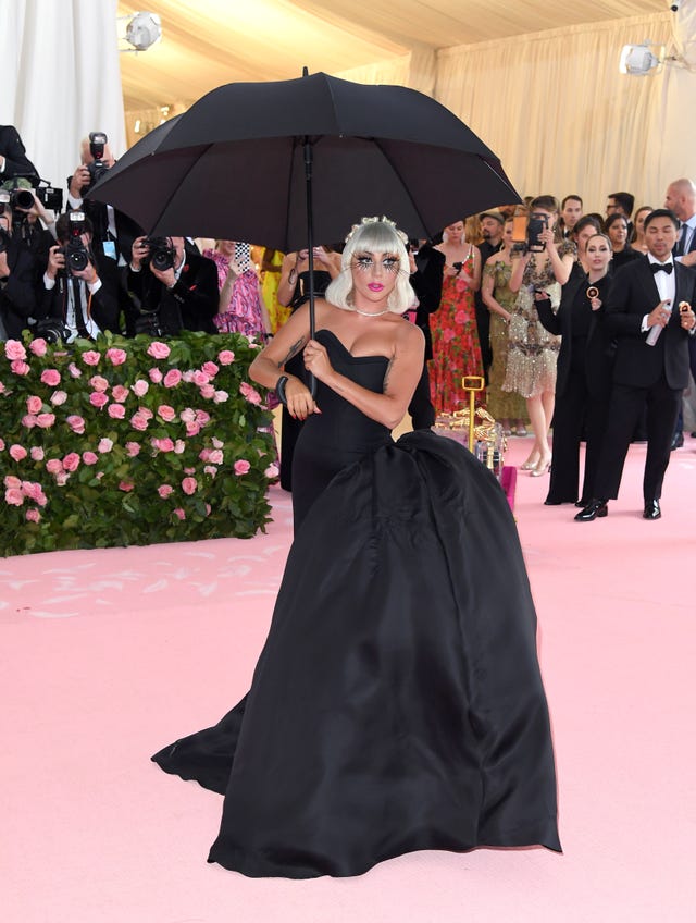 Gown, Dress, Fashion, Event, Haute couture, Flooring, Shoulder, Carpet, Red carpet, Formal wear, 