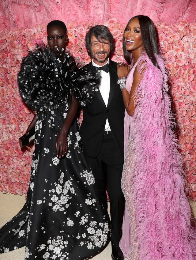 new york, new york 06 mayıs özel haber adut akech, pierpaolo piccioli ve naomi campbell 2019 met galasına katılıyor 06 mayıs 2019'da new york şehrinde metropolitan sanat müzesinde moda üzerine kamp notları fotoğraf kevin tachmanmg19getty images met müzesi içinvogue