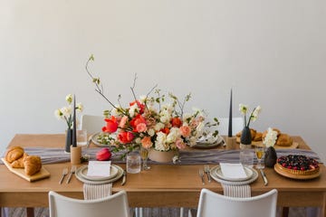 mesa moderna con flores