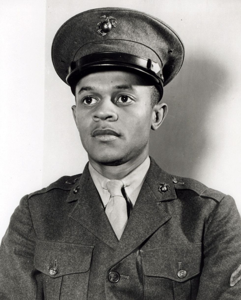 Portret van Howard P Perry de eerste AfroAmerikaan die dienst nam in het United States Marine Corps in 1942