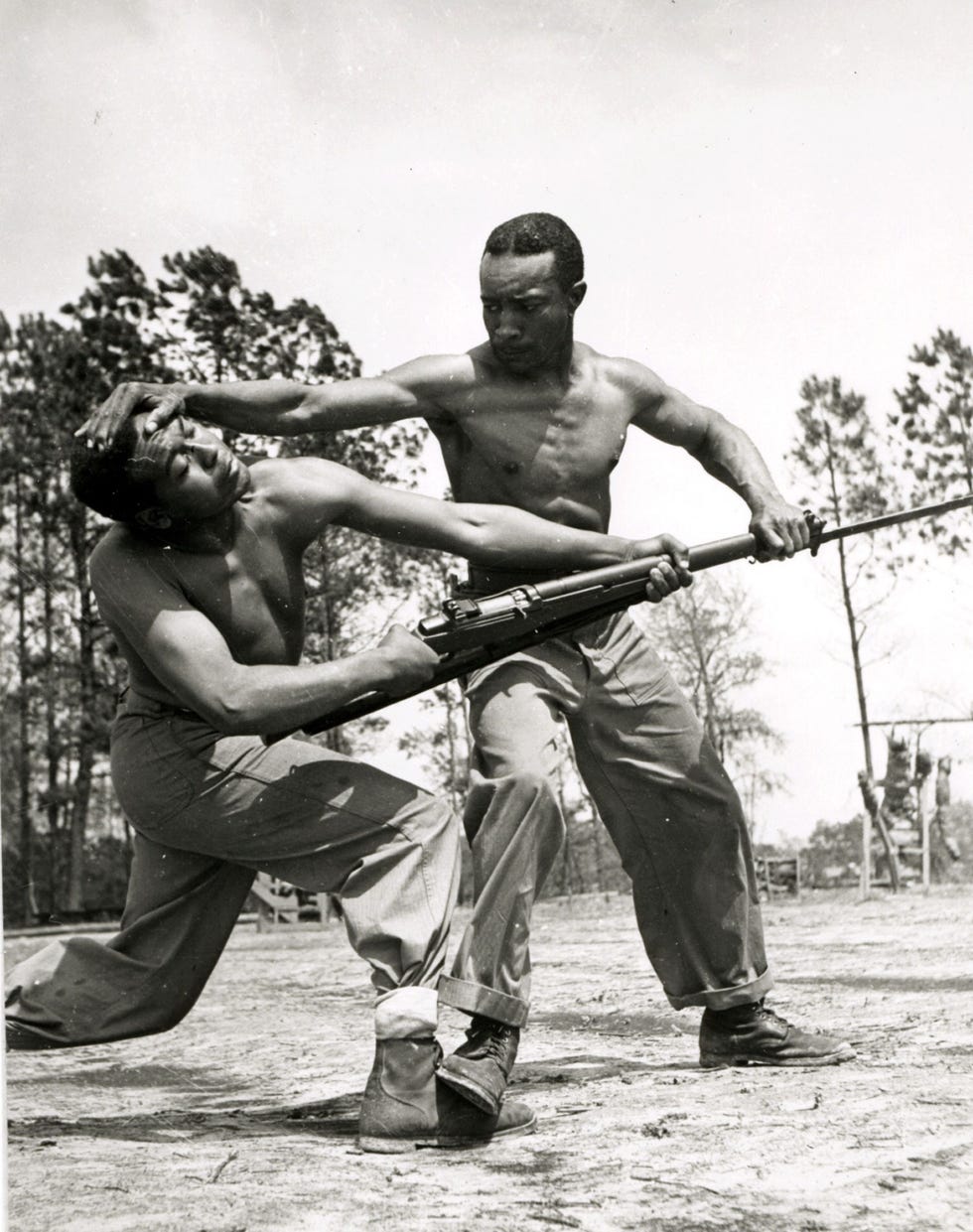 Op deze foto uit 1943 geeft korporaal Arvin Lou Ghazlo judoles aan soldaat Ernest C Jones om te laten zien hoe je een vijand met een bajonet kunt uitschakelen Dit was een van de technieken die werden geleerd tijdens de basisopleiding voor zwarte rekruten in het Montford Point Camp