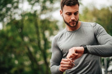 hombre con reloj inteligente running