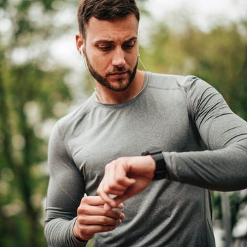 Sportsman. Exercising. Fitness lover. Body Building. Man doing exercise in park hombre con reloj inteligente running