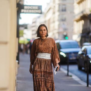 vestido marrón en el street style de parís