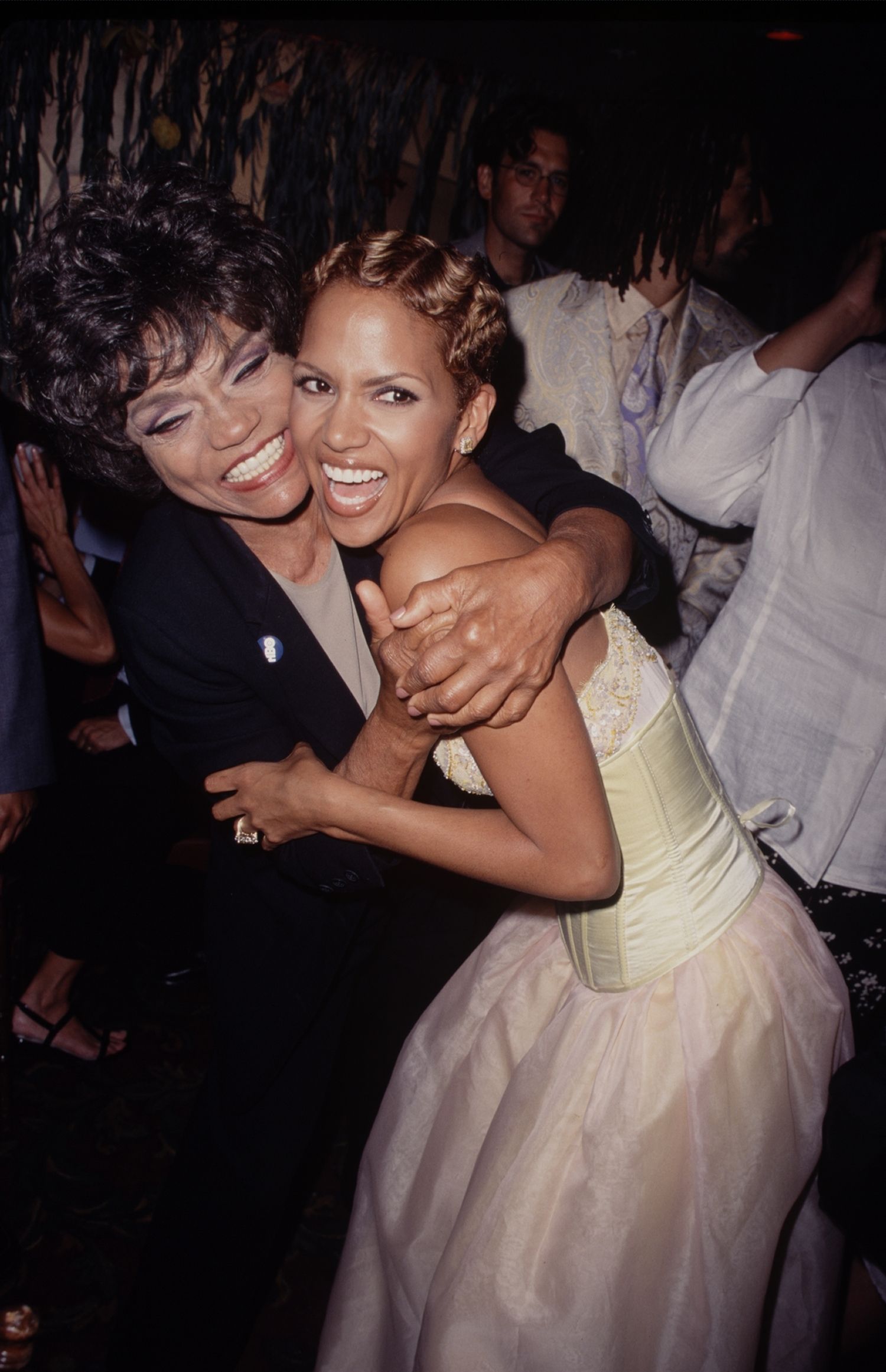 49 Photos That Prove Halle Berry Hasnt Aged Over The Years pic