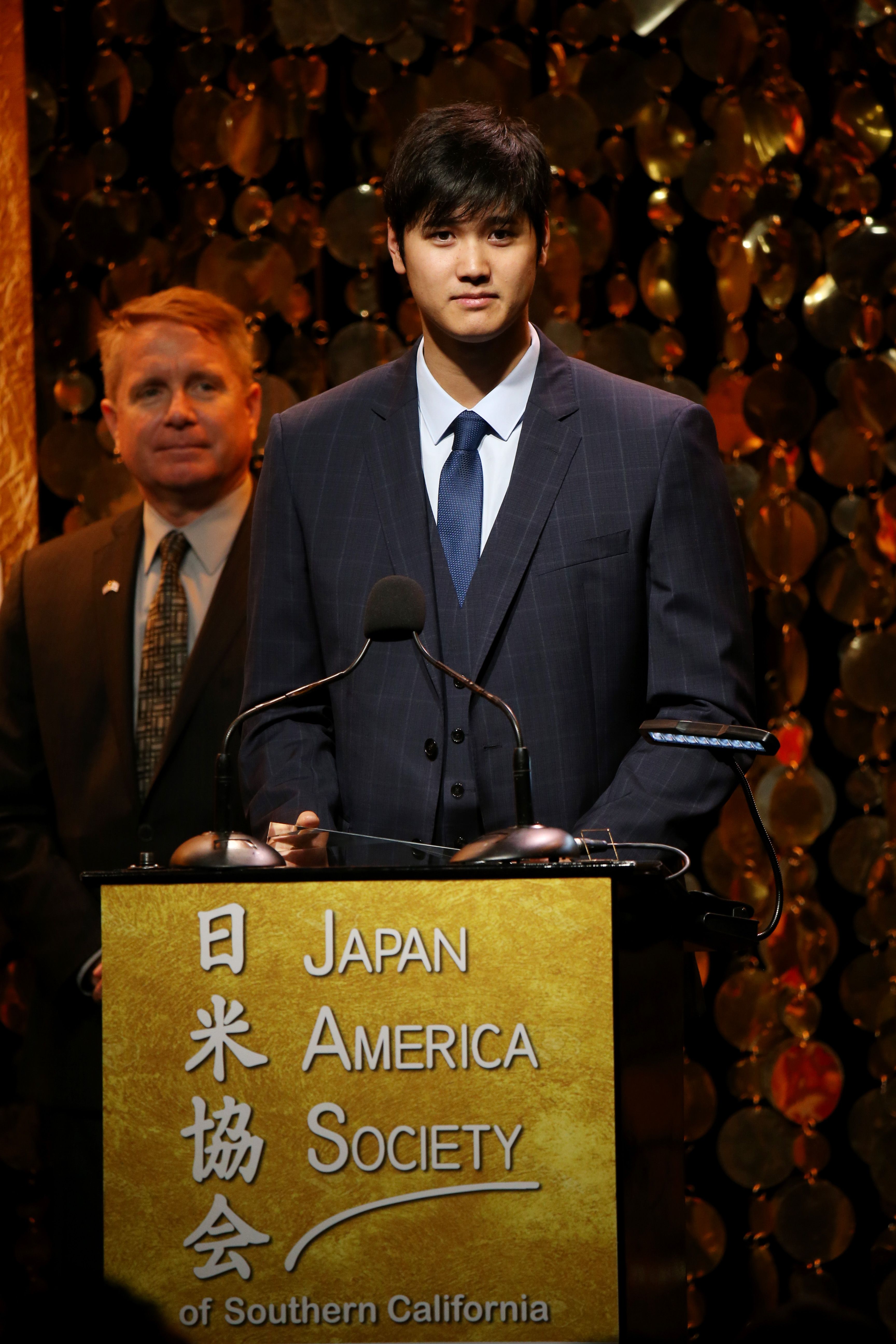 大谷翔平、爽やかグレースーツ姿で登場 歴史的1年を総括「試合数