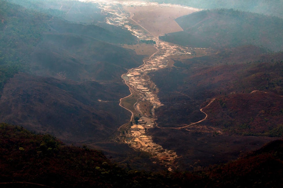 Een luchtfoto van een garimpo een informeel goudzoekerskamp laat een spoor van verwoesting zien door het regenwoud in de buurt van het territorium van de Menkragnoti in de deelstaat Par in Brazili Om goud uit zand te scheiden wordt het zeer giftige kwik gebruikt met als gevolg dat rivieren in het Amazonegebied worden vergiftigd Mijnwerkers hebben onlangs inheemse gemeenschappen in de staten Par en Rorarima aangevallen