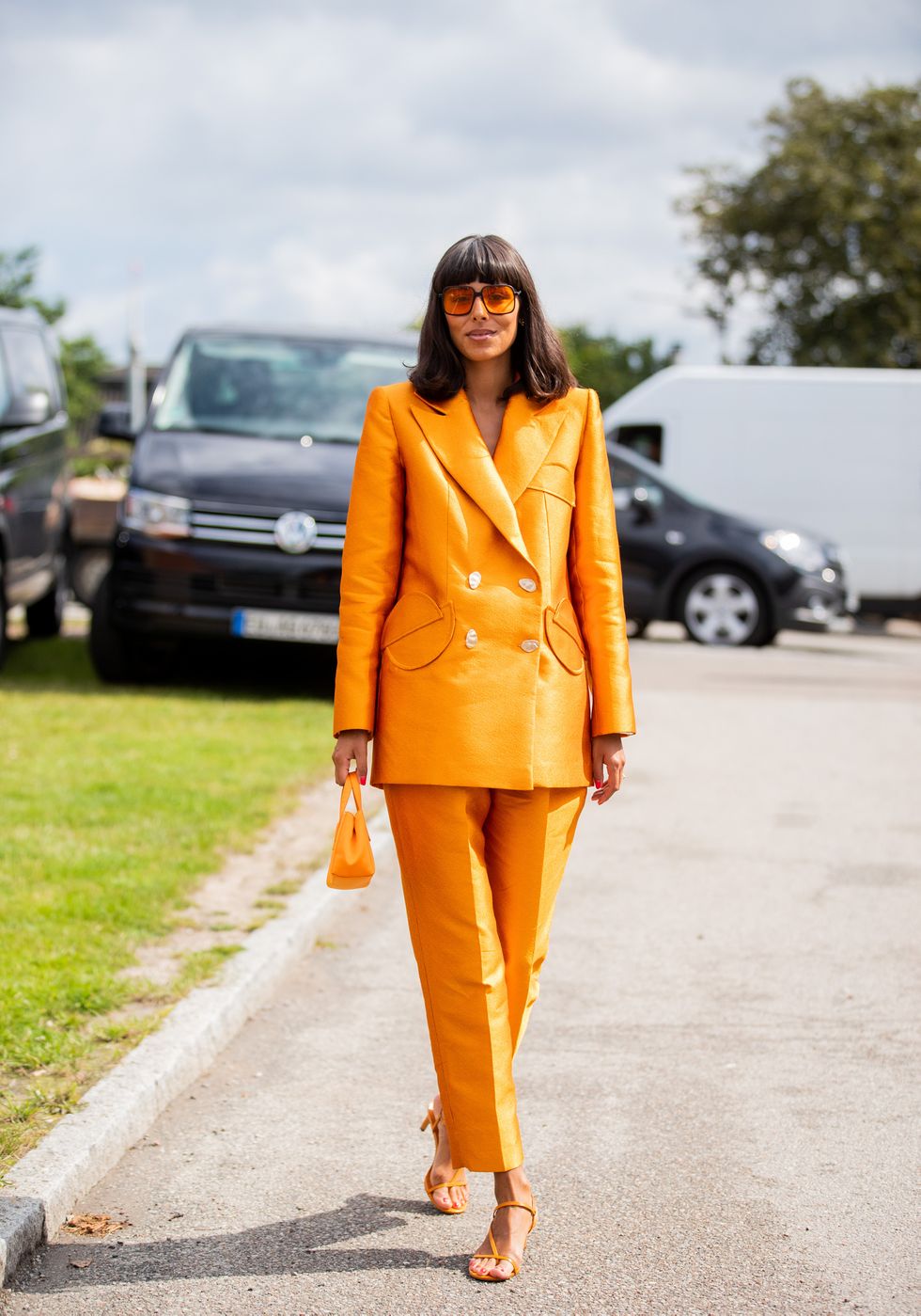 Colour block street style outfit, orange and blue  Trajes de color  blocking, Combinaciones de colores de moda, Conjuntos naranjas