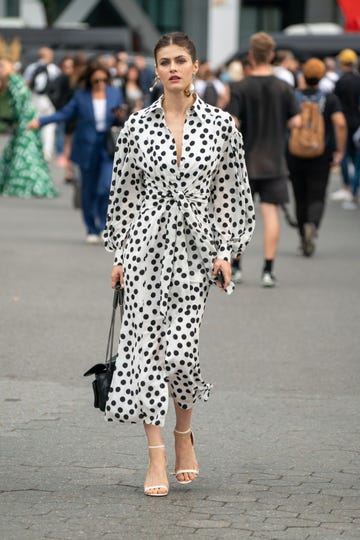 alexandra daddario en el street style de nueva york con vestido de lunares