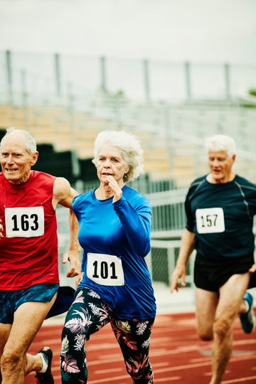 vrouw-mannen-oud-bejaard-hardlopen-atletiekbaan-nummer