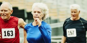 vrouw-mannen-oud-bejaard-hardlopen-atletiekbaan-nummer