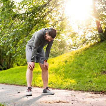 Swedish man is exhausted after exercising in e public park hombre fatiga corriendo