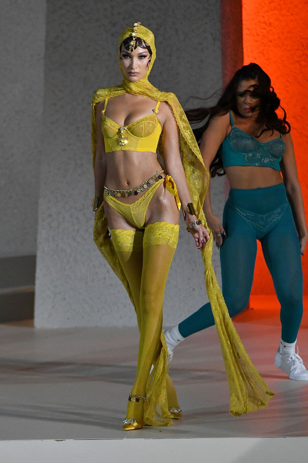 Cara Delevingne Rocks Black Bra During Rihanna's Savage X Fenty Show –  Hollywood Life