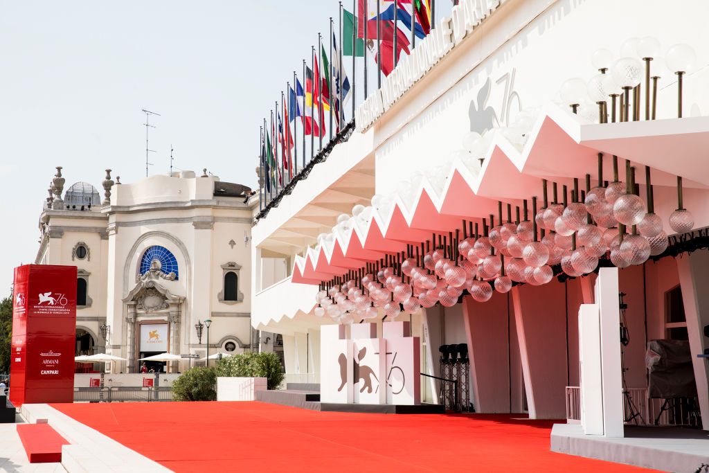 la entrada del palazzo del cinema donde se celebra el festival internacional de cine de venecia