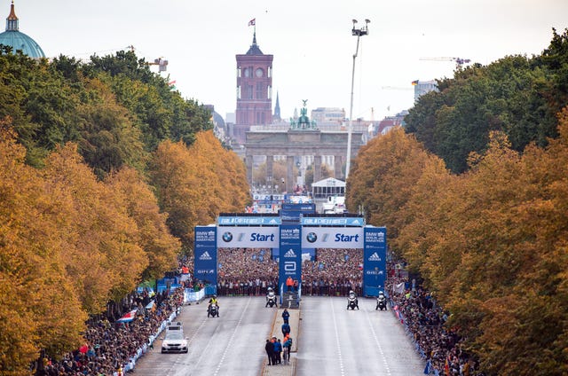 29 september 2019, berlin the runners of the first wave are waiting on the straße des 17 juni for the start of the bmw berlin marathon photo soeren stachedpa zentralbilddpa photo by soeren stachepicture alliance via getty images