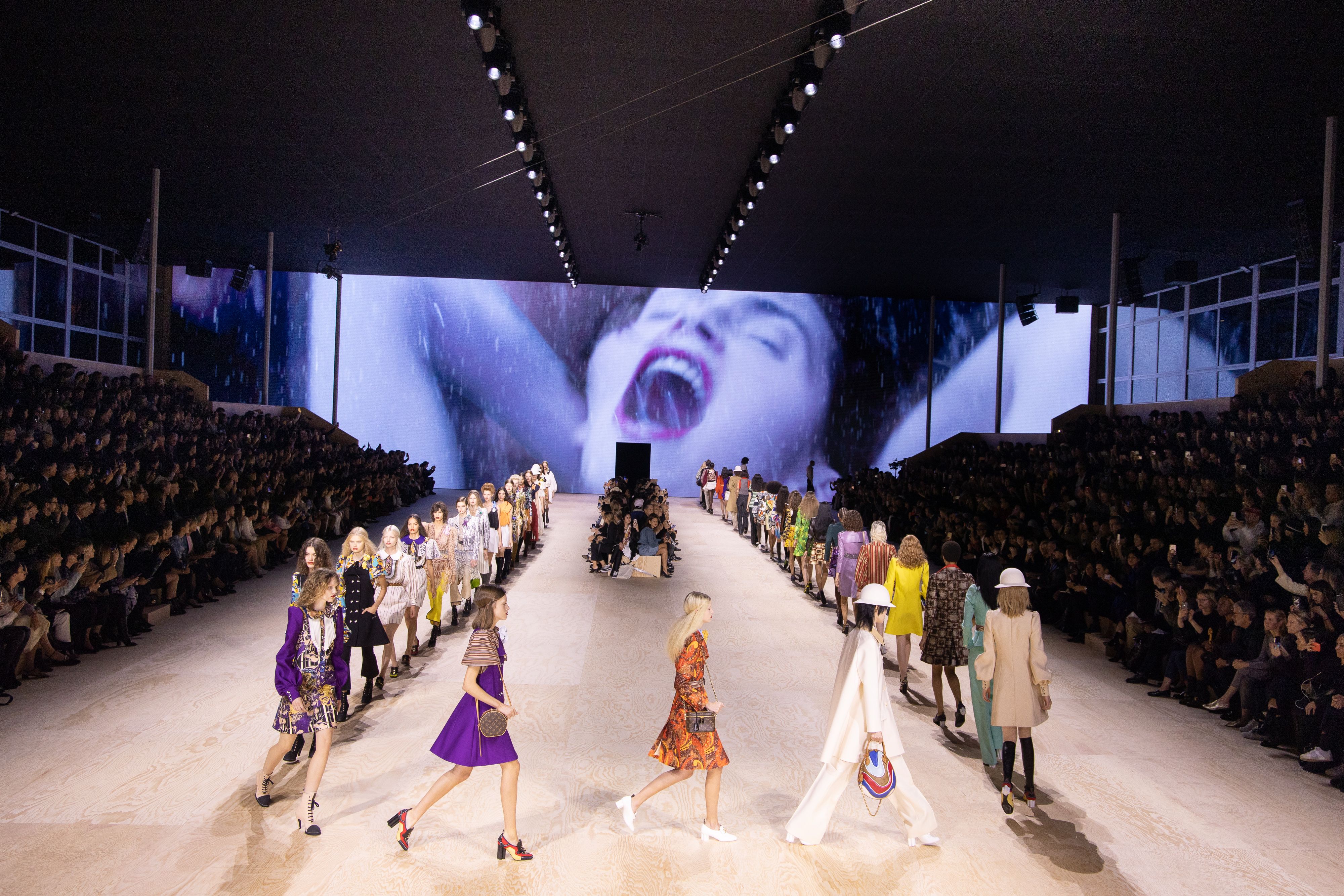 Emma CHAMBERLAIN @ Paris Fashion Week 1 october 2019 show Louis Vuitton 