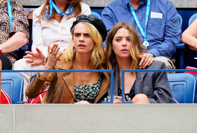 Теперь девушка. Ashley Benson cara Delevingne. Эшли Бенсон и Кара Девиль. Кара Делевинь с женой Эшли. Cara Delevingne и ее девушка.