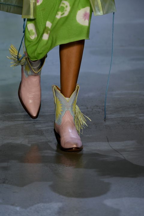 Fluid, Human leg, Joint, Liquid, Toe, People in nature, Foot, Barefoot, Ankle, Costume design, 