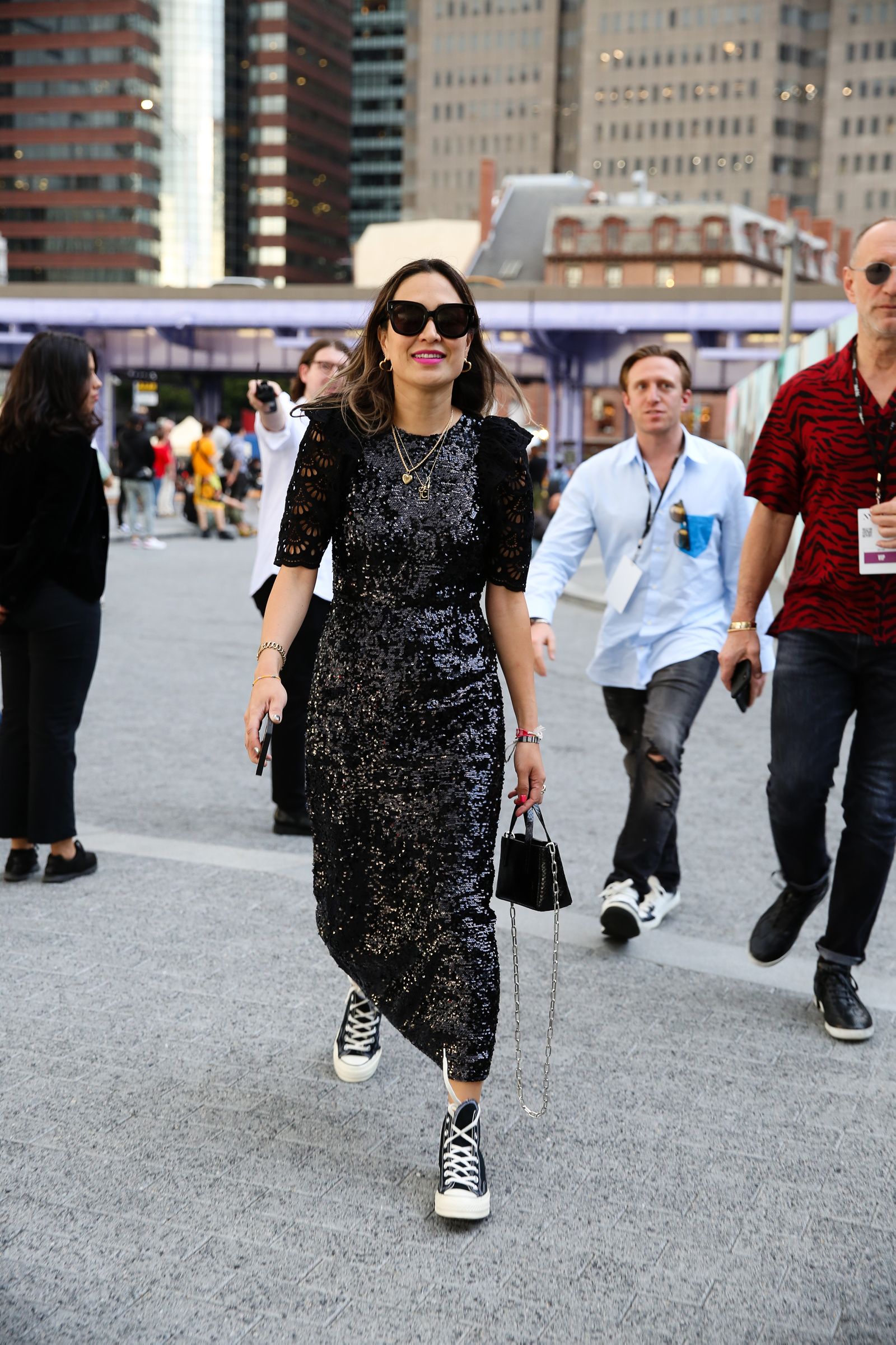 Vestido negro discount con zapatillas negras